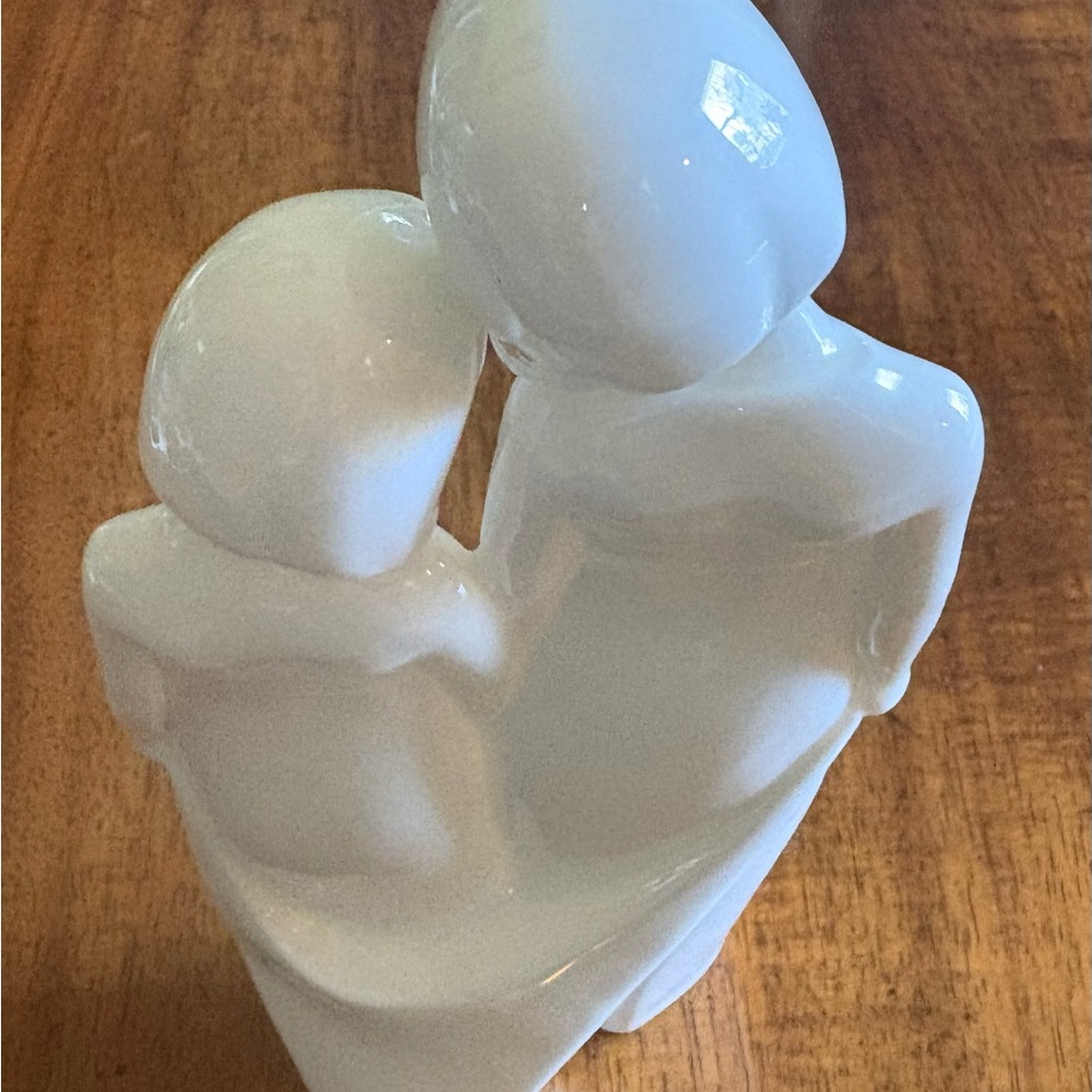 Royal Doulton Elegant White Ceramic Sisters A Collection Of Handmade Sculptures - Picture 3 of 8